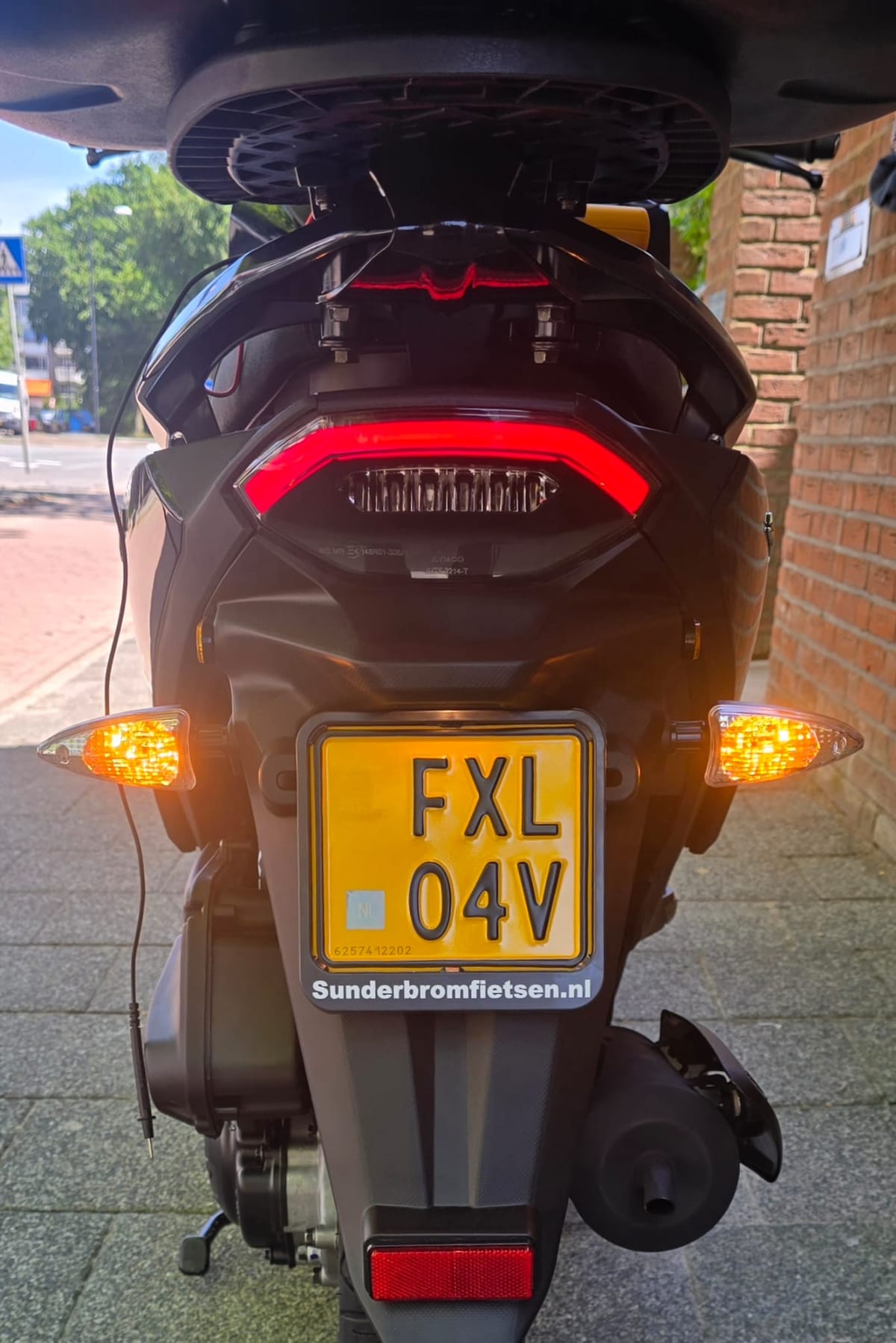 De Details die het Doen: Nostalgie en Veiligheid op de Scooter