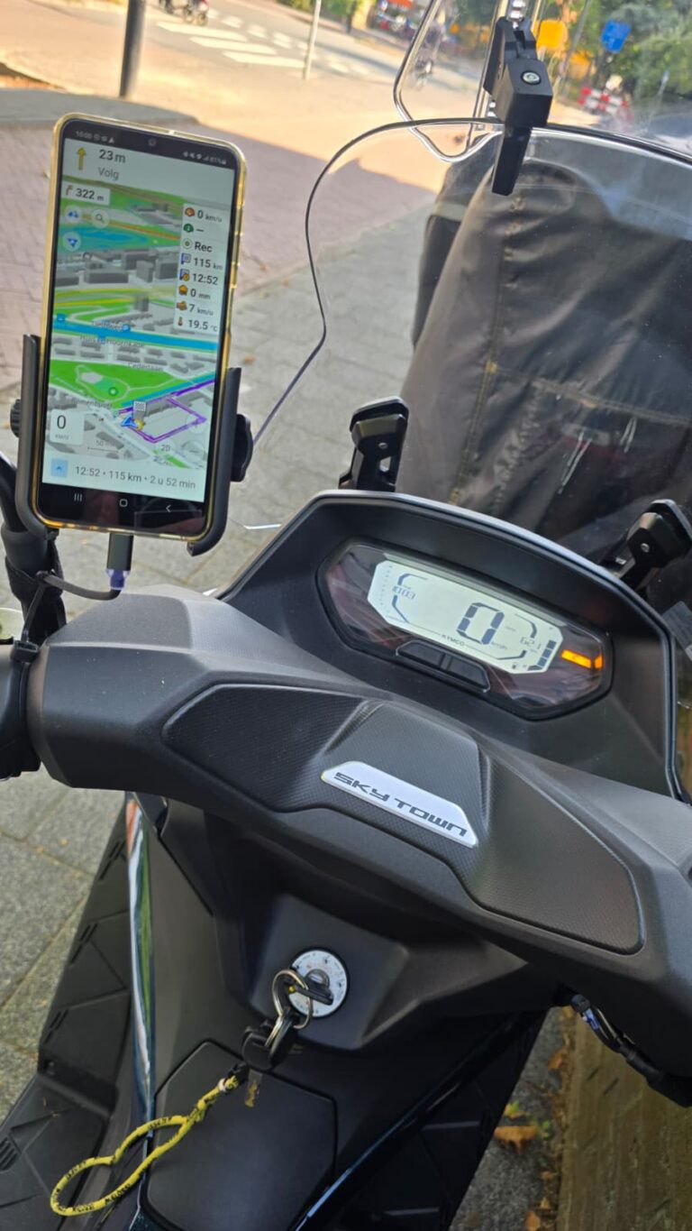 Zicht vanaf het stuur van een scooter met een digitaal dashboard en een gemonteerde smartphone met een navigatie-app